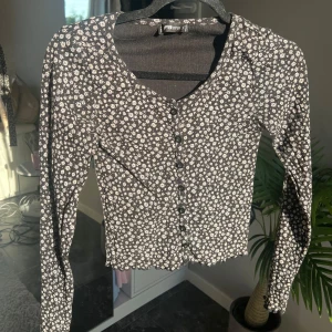 Gullig topp - Gullig topp med blommönster. Är stretchig.