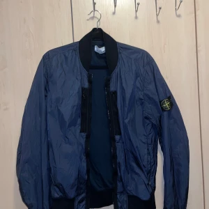 Stone Island jacka  - Säljer en äkta Stone Island jacka för herr i storlek S. Använd i mycket bra skick, autentiseringskod finns!💘