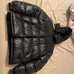 Svart Vinterjacka - Säljer en svart LDN Brave Soul vinterjacka. Den är väldigt skön och perfekt för kyligt väder. Jackan är tyvärr för stor för mig och går inte att lämna tillbaka, köpte jackan runt 1000kr. Jackan är helt ny har aldrig använt den utomhus, inga skador!