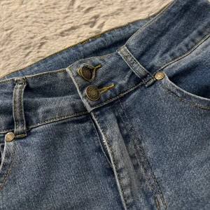 Nelly Jeans - Trendiga jeans till salu, i low waist, strl Small (s). 