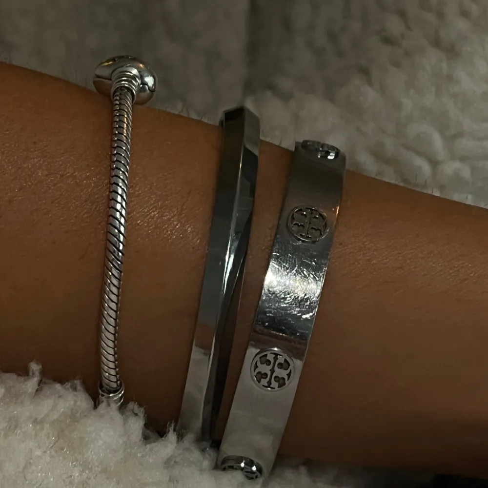 Säljer mitt superfina tory burch armband i silver! Köpt för cirka 2500, pris går att diskutera vid snabb affär 🫶🏼. Accessoarer.