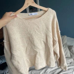 Beige stickad tröja från Zara - Supermysig beige stickad tröja från Zara❤️‍🔥använd en gång
