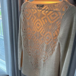 stickad tröja med virkad rygg - Så fin stickad tröja med jättefin virkad detalj i ryggen 💕 priset går att diskutera vid snabb affär 🌸