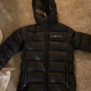 Sailracing dunjacka - Storlek S. är några hål i den som är reparerade, därav lågt pris. En bra jacka utöver det. Den är mörkblå.