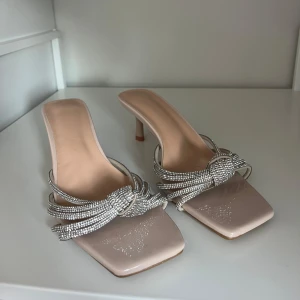 Klackar - Storlek 38. Använt en gång. Liten klack 