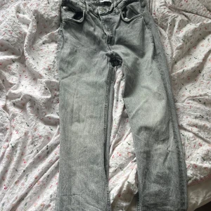 Grå jeans med slits - Slits i sidan, ljusgrå färg