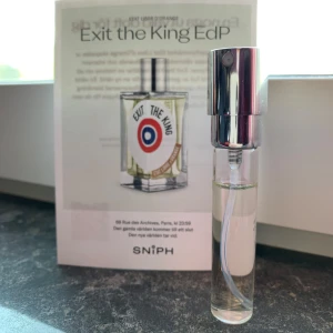 Etat Libre D’Orange Exit the King EdP - Parfym Exit the King från Etat Libre D’Orange. Cirka 7 ml. Doftnoter: Tvål, jasmine och patchouli.