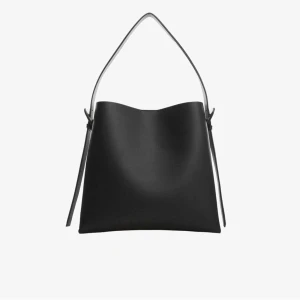 Fin väska från mango - Säljer min fina väska från macho som är perfekt till skolan, de är bilder från hemsidan men skicka privat om ni vill ha fler bildern