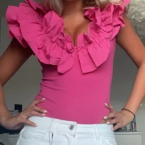 Rosa volang body - Säljer min jättefina body från zara då den inte kommer till användning! Endast använd en gång och i superbra skick🩷