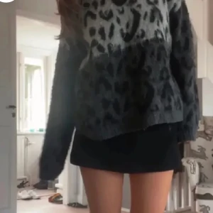 Stickad leopard tröja  - Säljer denna populära leopard tröjan💕