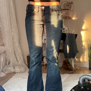 Assnygga true religion jeans!  - Säljer då de tyvärr inte kommer till användning längre! 😩 Sjukt snygg mörkblå färg, lågmidjade och flared i modellen joey. Storlek w26 och uppsydda hos skräddare så passar mig som är 162! Kontakta bara om du har fler frågor!!💗