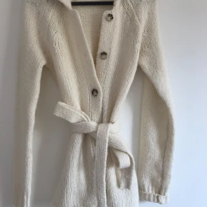 Grovstickad cardigan  - Grovstickad cardigan från Zara i strl S. Gjort på ull och knappt använd.