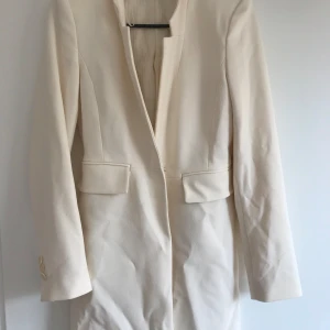 Blazer - Blazer/kostym från zara i Xs. Fint skick men behövs strykning.