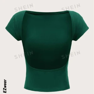 Snygg grön open back tshirt - Snygg grön t shirt med öppen rygg💓kommer ej tills mbäning och aldrig använt! Från shein men jätte skönt material ändå!