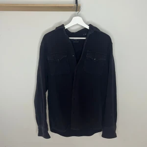 Grisch overshirt - Säljer denna snygga mörkblåa overshirt då jag inte längre använder den. Den är från Jack and Jones premium kollektion! Storlek S  Hör av dig vid frågor😇👊🏼