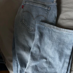 Levis jeans  - Säljer ett par snygga Levis jeans i strl 26, lågmidjade och mycket bra skick. Kontakta för fler frågor🤗