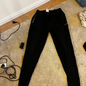 Mjukis byxor hugo boss - Sköna mjukisbyxor från Hugo boss tyvärr med lite blekningsfläckar och ett hål vid rumpan. Bortsett från de är det jättesköna och fina 