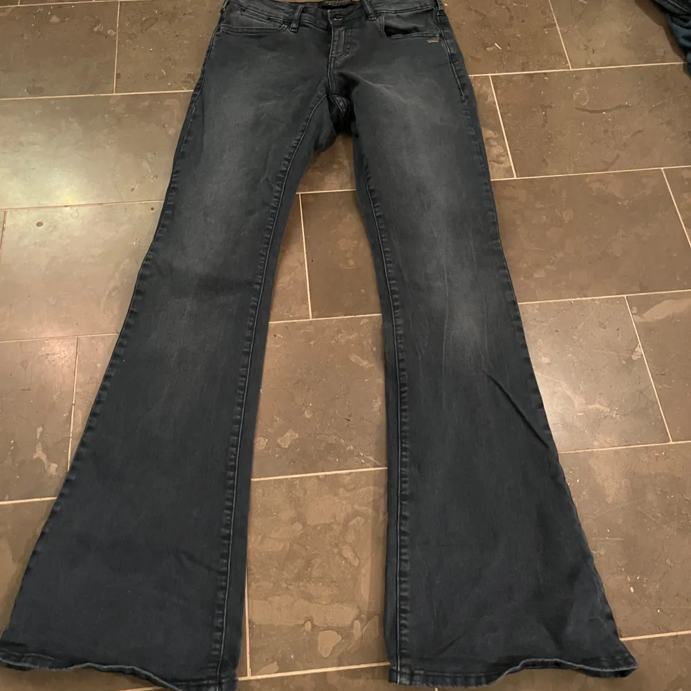 Snygga jeans som i verkligheten är mörk mörk blå. De ser gråa ut på bilden. Innerbenslängden är 79 cm. Midjemått tvärs över är 34 cm. ❤️. Jeans & Byxor.