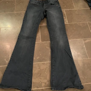 Bootcut jeans  - Snygga jeans som i verkligheten är mörk mörk blå. De ser gråa ut på bilden. Innerbenslängden är 79 cm. Midjemått tvärs över är 34 cm. ❤️