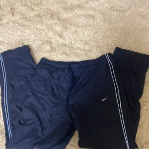 Nike byxor  - Säljer ett par as feta Nike byxor som är väldigt baggy. Endast använt en gång till träning (dans). Dom är väldigt sköna! Storlek XL skulle jag tippa på! Det finns snören som man kan knyta om man skulle vilja göra de mindre! 