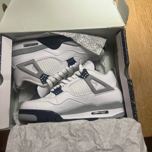 Jordan 4 midnight navy  - Tjena säljer mina Jordan 4 midnight navy  Har haft dessa i typ ett halv år men de har aldrig kommit till användning så de är aldrig använda. Skriv vid frågor och funderingar 