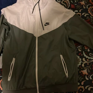 Nike jacka - En snygg och fräsch jacka passar till allt och passar perfekt till hösten och vinter som kommer nu samt så är den Andvänd en gång.