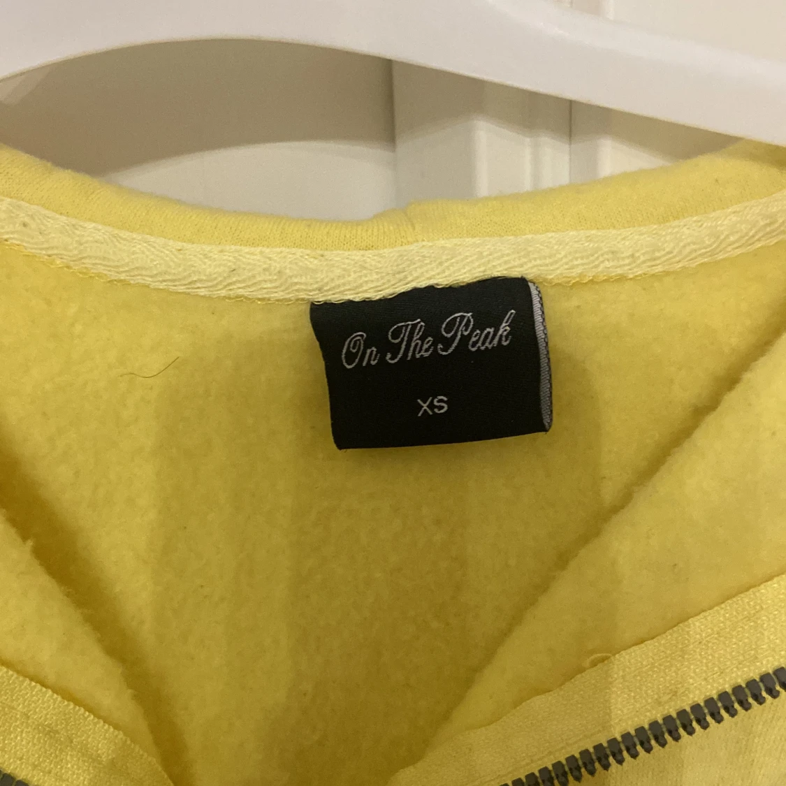 Gul hoodie från On The Peak - 91