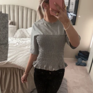 Grå smockad topp  - Säljer denna trendiga tröjan från hm då den inte kommer till användning ❤️👍