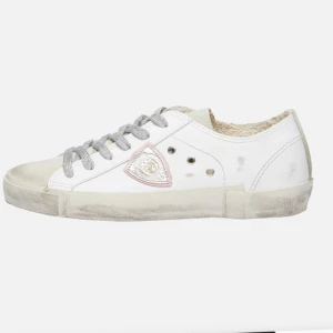 Philippe model skor - Philippe model skor i fint skick! Man får med vita skosnören man kan byta till. Nypris 3800kr