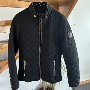 Hollies Stockholm jacka  - Oanvänd Hollies jacka med prislapp  Ordinarie pris 1599 kr 