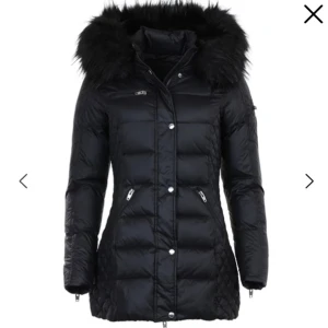 vinterjacka  - säljer min Rock and blue jacka då den är för stor för mig.  luvan går att ta av.  den har gått sönder på baksidan längst ner men jag har lagat det så syns inte ( kan skicka bild privat) 