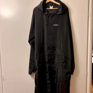 Vetements Raincoat 2016 Black Nylon - Vetements Raincoat 2016 Longline. Som ny. Kondition 9,5/10. Medium och lös så sitter som Large. Inget hål.  Logo på framsidan är gul och baksidan är vit.