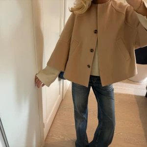 Trekvartsärmad jacka - Sjukt fin trekvartsärmad jacka/ cape från Zara😍😍 sparsamt använd och fint skick