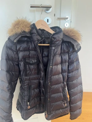 Moncler jacka dam - Har intressekoll på denna gamla Moncler jackan. Den är för dam. Den är gammal så därför har jag inga äkthet bevis men kan garantera att den är äkta den är köpt i Italien. Storlek M. Har ni frågor eller vill ha fler bilder så är det bara att skriva