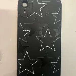 säljer jättefin iphone XR skal!! köpt här på plick och har använt i ca ett halv år, skriv för fler bilder 💕