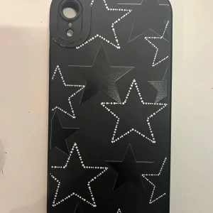Iphone xr skal - säljer jättefin iphone XR skal!! köpt här på plick och har använt i ca ett halv år, skriv för fler bilder 💕