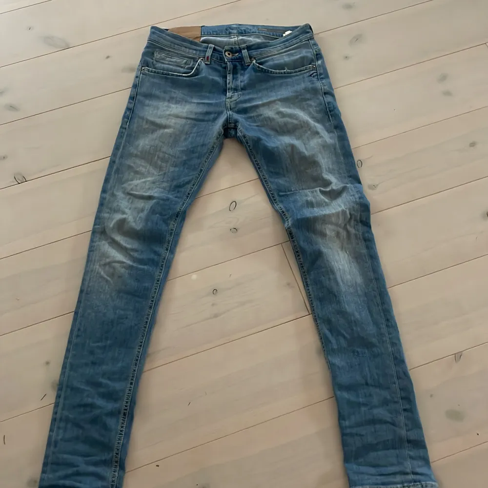 Tja, säljer mina dondups då jag tröttnat på dem, skick 10/10 inga defekter. Strlk 30. Hör av er ifall ni har några funderingar😁. Jeans & Byxor.