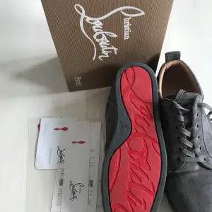 Säljer ett par Louboutin skor i storleken 45 ganska fint skick använda ett få tall gånger i färgen mörk grå väldigt sköna 8/10 och det som medföljer är kartongen med alla etiketter och även dust bag 