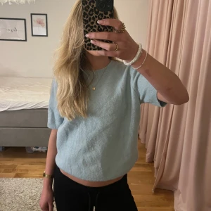 Stickad t shirt - Söt stickad t shirt perfekt nu inför hösten💖 använd men fortfarande i fint skick! Skriv för frågor och funderingar ❣️
