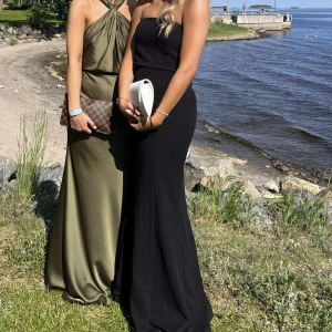 Balklänning  - Svart balklänning köpt på Zalando, det är storlek 38 och jag är 168 som preferens. Fint skick men lite nopprig över bröstet men inget man tänker på! 💕