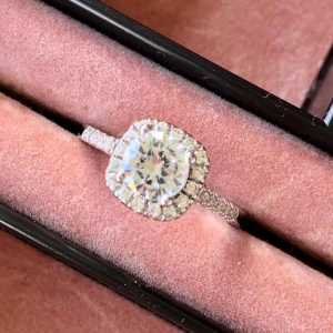 Ring i silver  - Med diamant liknande stenar ”syntetiska” ej natur stenar  Gnistrar jätte mycket  Tror stl 17,5-18  Lite använd men i mycket fint skick. Säljer Lily and Rose örhängen i annan annons som passar fint ihop med denna 🫶🏽