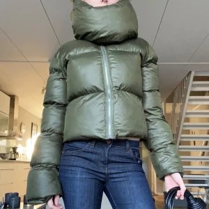 Unik vinterjacka  - Svin cool unik jacka i mycket bra skick utan att det finns lite smink fläckar på kragen men annnars som ny mer bilder kan skickas vid intresse köpt för 1500