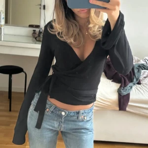 Omlott topp - Jätte fin topp från Gina, köpt från nellys hemsida. Helt ny med lappen på, endast testat och säljer för den inte passa mig. Två första bilderna är lånade🖤