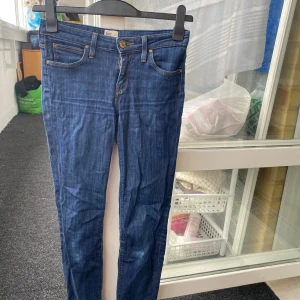 Mörk blåa jeans  - Jag säljer ett par mörka blåa jeans från märket Lee dem sitter bra och är i bra skick och är low waist. Säljer pågrund av ingen användning av de. 