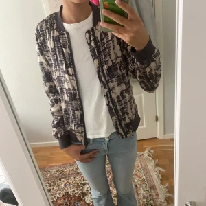 Tun bomberjacka  - Snygg bomberjackan som är najs att ha i skolan.💕