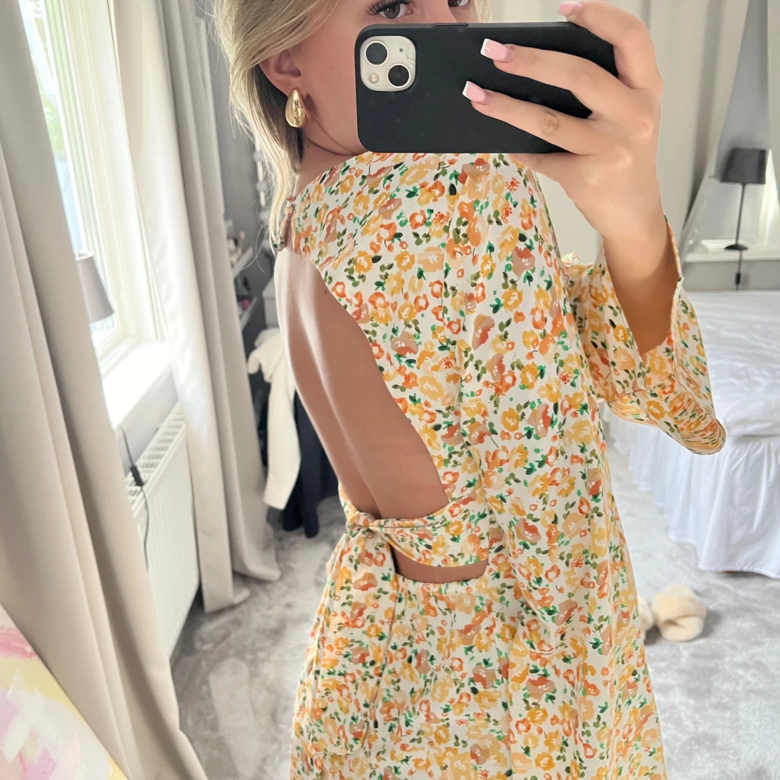 Blommig klänning med öppen rygg