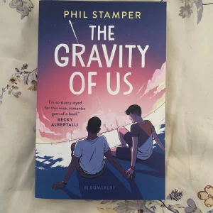 The gravity of us - Den är som helt ny i skicket! Boken är på engelska😊