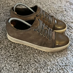 Lanvin Cap Toe  - Säljer nu dessa feta Grå/bruna Lanvin skor med grön cap toe. De är i bra skick och perfekta nu till hösten, med en liten skada hos vänster häll.  Vid frågor skicka DM/Carl Winston 