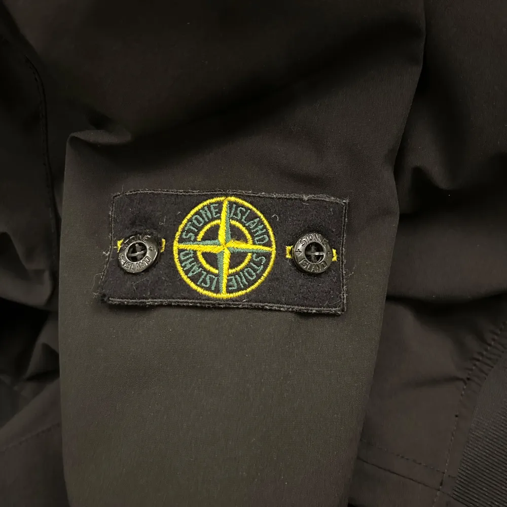 Säljer nu denna otroligt snygga STONE ISLAND junior jacka i Stl 170/14. Jackans nypris är 4300kr och säljer denna för 2599 då den är i nyskick med noll defekter. Den passar perfekt nu till hösten och vintern men även våren. . Jackor.