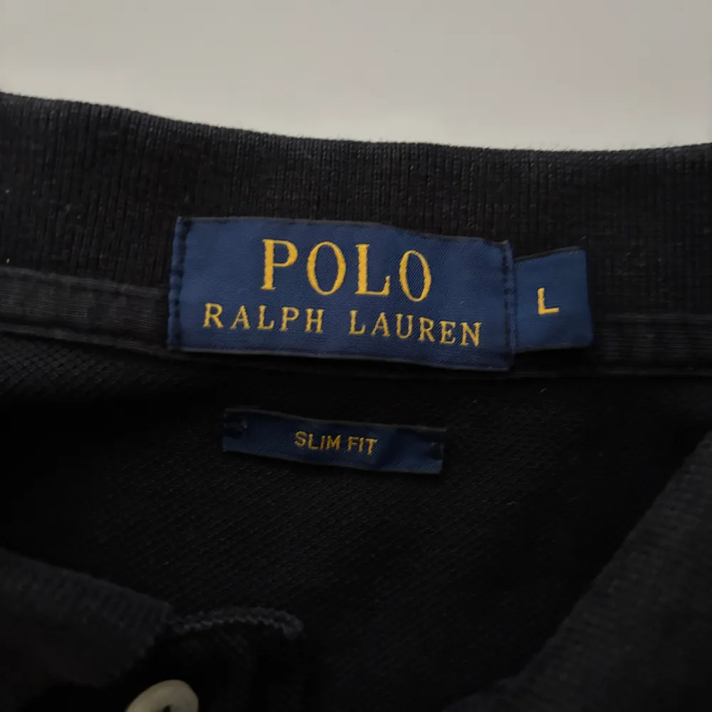 En väldigt fräsch svart Ralph Lauren piké som är i bra skick trots en defekt att en knapp saknas(syns på bilden) men det är lätt att fixa. Storlek L passar M. T-shirts.